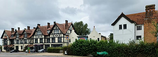 Links der Fachwerkbau des Royal Forest Hotel, in der Mitte das Epping Forest Infocenter und rechts die Hunting Lodge