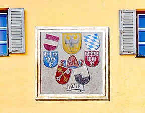 Fassadenbild in Berchtesgaden mit beiden Wappenversionen