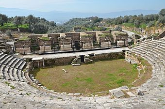 İlk olarak Geç Helenistik dönemde inşa edilen ancak mevcut mimari özellikleri MS 2. yüzyıla tarihlenen tiyatro