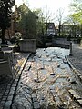 Brunnenanlage über dem verrohrten Nepomukgraben zwischen Europaplatz und Kaponier