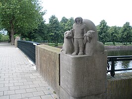 De noordkant van de Vierwindstrekenbrug over de Admiralengracht met kunstwerk (Eskimo)