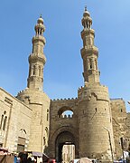 Πύλη των οχυρώσεων και οι μιναρέδες του τεμένους του σουλτάνου αλ-Μουγιάντ από πάνω.