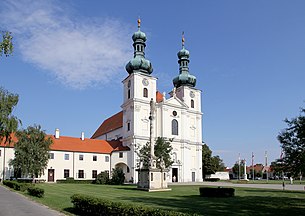 Frauenkirchen, Basilika mit Mariensäule und Franziskanerkloster