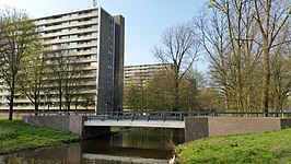 Brug 770 met op de achtergrond flats aan Langswater (maart 2019)