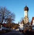 Hauptstrasse mit Kirche St. Michael