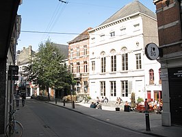 De Minardschouwburg is het witte gebouw centraal op de foto. Het café Marimain is gevestigd daarnaast, rechts op de foto.