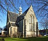 Sint-Odulphuskerk. Restant van middeleeuwse gotische kerk, waarvan het schip in 1532 verbrand is, en de toren in 1821 gesloopt. Het bewaard gebleven koorgedeelte stamt uit de tweede helft van de 15e eeuw. Geheel met ledesteen bekleed. Gewelfde sacristie met verdieping. In de oostwand poortje met memoriesteen, 1603, geflankeerd op de belendende steunberen door schilddragende leeuwtjes