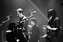 Balról jobbra: Josh Homme, Dean Fertita és Michael Shuman az Eurockéennes fesztiválon, 2007 júliusában