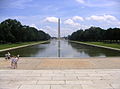 Ein berühmtes Reflexionsbecken liegt zwischen dem Lincoln Memorial und dem Washington Monument in Washington, D.C.