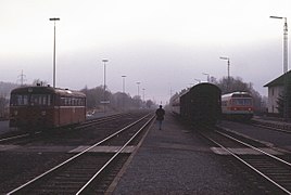 Bahnhof Schnabelwaid mit Baureihe 614 von und 798 nach Bayreuth (24. Dezember 1987)