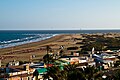 Blick auf den hinteren Teil des Strandes von Playa del Inglés mit der Promenade Anexo II