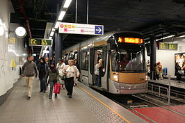 Tram aan perron richting Zuidstation.