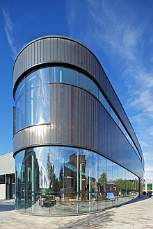Das Edge Hill University Hub, ein großes modernes, silbernes Gebäude mit viel Glas.