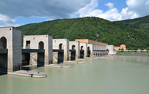 Das Kraftwerk Jochenstein, links das Stauwehr