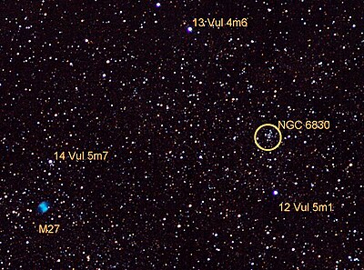 NGC 6830 ist unweit des Hantelnebels M27 zu finden