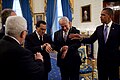 Orta Doğu barış görüşmeleri sırasında, dönemin Mısır Devlet Başkanı Hüsnü Mübarek ve İsrail Başbakanı Binyamin Netanyahu, resmen gün batımı olup olmadığını görmek için kol saatlerine bakıyorlar. (1 Eylül 2010, ABD)
