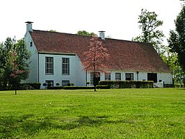 Het Iwema-steenhuis in de lente.