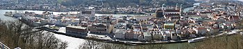 Die Altstadt von der Veste Oberhaus aus aufgenommen. Im Vordergrund die Donau, im Hintergrund der Inn