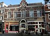 Dubbel woonhuis met winkel. Het pand is uitgevoerd in neorenaissance stijl