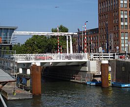 Lage Erfbrug met recht op de hoek Aelbrechtskade en de Nieuwe Binnenweg het gebouw 't Lage Erf (2008)