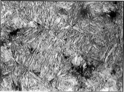 De naaldvormige microstructuur van martensiet onder de microscoop