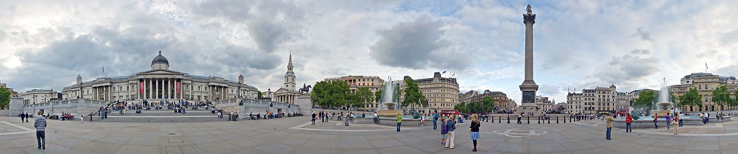 Büyük Londra'da Trafalgar Meydanı. Solda National Gallery, sağda meydanın ortasında yer alan Nelson Sutünü görülmektedir. (Üreten:Diliff)