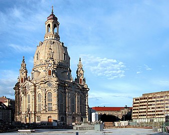 Erstmals ohne Gerüste am 18. August 2004, rechts der später abgerissene Anbau des Polizeipräsidiums