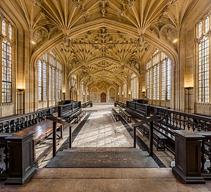 The Divinity School, built between 1427 and 1483, was formerly used for lectures, oral exams and discussions on theology. The elaborate ceiling was designed by William Orchard.