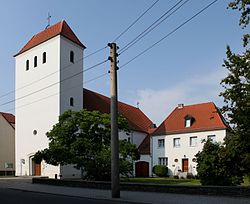 Ansicht der Katholischen Pfarrkirche St. Franziskus Xaverius mit dem Pfarramt in der Bernhardistraße 21