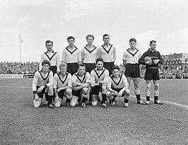 Steegh, staand 2e van rechts, met VVV voor de competitiestart op 25 augustus 1957.