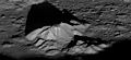2011 yılında Lunar Reconnaissance Orbiter tarafından gün doğumunda çekilen Tycho kraterinin merkezi tepe kompleksi.
