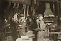 Indiana'da gece yarısında cam işçileriı, Indiana: New York'ta bulunan Ulusal Çocuk İşçi Komitesi için Lewis W. Hine'nın hazırladığı Birleşik Devletlerde cam ve şişe fabrikalarında çocuk işçileri adlı fotoğraf serisinden)