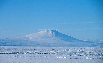 Foto: Michael Van Woert, NOAA Mount Melbourne sett fra det isdekte Rosshavet.