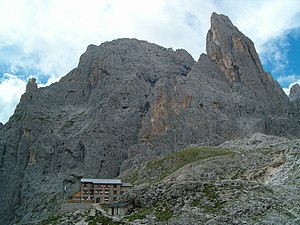 Das Rifugio Pradidali vor dem Campanile Pradidali