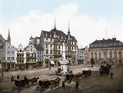 19. yüzyılın sonlarında Bonn şehir meydanı. Fotoğrafın solundaki belediye binası meydanın doğu kanadını kaplamaktadır. Fransız mimar Michel Leveilly tarafından Clemens August'un isteğı üzerine rokoko tarzında inşa edilmiştir. 2. Dünya Savaşı sırasında 1944 yılında bombardıman sonucu ağır hasar gören bina 1949 - 1950 yılları arasında restore edilmiştir.(Üreten:Photoglob AG, Zürich, Switzerland or Detroit Publishing Company, Detroit, Michigan)