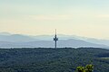 Jochgrabenberg rechts hinter dem Richtfunkturm Exelberg, vom Hermannskogel aus gesehen, dahinter der Schöpfl (links) und die westlichen Gutensteiner Alpen