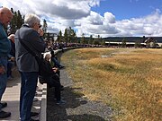 Yellowstone Milli Parkı'nda gayzeri izlemek için toplanan seyirciler, 2019
