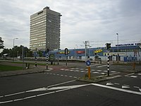 Het winkelcentrum, gezien vanaf de Struyckenlaan. In het midden de sneltramhalte, 2007