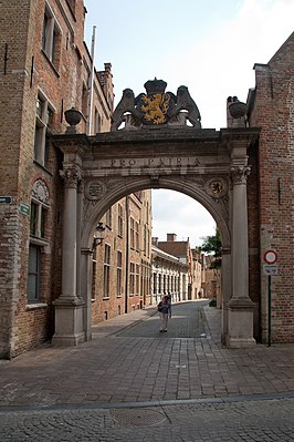 Toegangspoort tot de Kartuizerinnenstraat vanuit de Oude Burg.