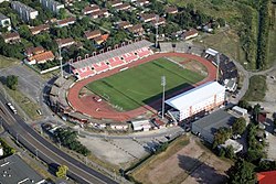 A stadion látképe a napos oldali lelátó elkészülte után