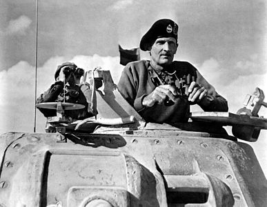 "Monty" lakabıyla anılan Birleşik Krallık Kara Kuvvetleri 8. Ordu komutanı General Bernard Montgomery, II. El Alameyn Muharebesi sırasında M3 Grant tankının top kulesinde (Kuzey Afrika, Kasım 1942). Arkasında dürbünle etrafını izleyen yaveri 1945'te çatışmada öldü. (Üreten: Bilinmemektedir.)