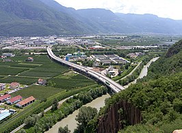 SS38 tussen kasteel Sigmundskron (Firmian), rivier de Adige en Bozano