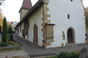 Links: Nordfassade mit 2 zerstörten Epitaphen und Epitaph Nr. 1. Rechts: Westfassade mit Epitaph Nr. 2.