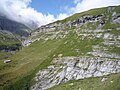 Oberhalb der Kathedrale führt das linke Tal unter dem Flimserstein nach Westen, das Val Sax nach Nordwesten. Dazwischen liegt die Alp Raschaglius Sut.