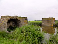 Restanten van de spoorbrug over de Sexbierumervaart