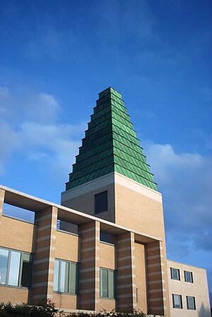 The contemporary approach to the "dreaming spire" taken by the Saïd Business School. The School was established at the University of Oxford in 1996, and the buildings were completed in 2001.