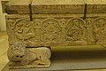 Vorderseite mit Arkaden und Motiven des 9. Jahrhunderts wie eine Nereide auf einem Fisch. Der Sarkophag ruht auf vier kleinen Löwen.