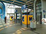 De hal van het station in de brug over de rijksweg A12