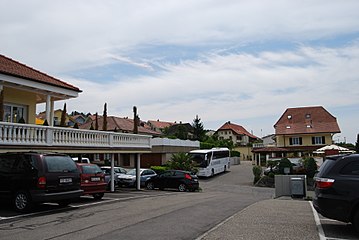 Quartierstrasse oberhalb der Bahnstation