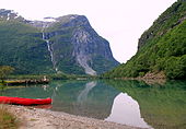 Lovatnet i Loen i Stryn kommune, med Ramnefjellet i bakgrunnen og synlig sår etter rasene i 1905 og i 1936. Foto: C. Hill, 2012